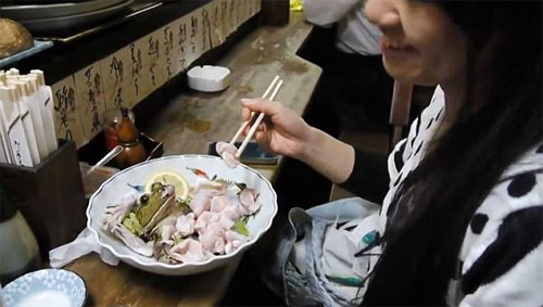 Kinh hoàng với món ếch “tươi” của nhà hàng Nhật Bản - 1
