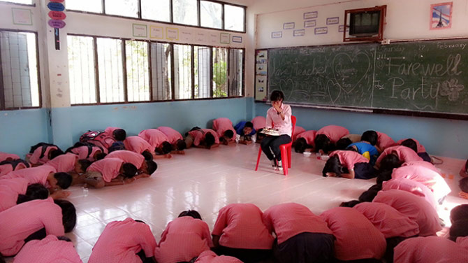 Học sinh quỳ lạy xin cô giáo đừng về Việt Nam - 1