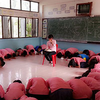 Bạn trẻ - Cuộc sống - Học sinh quỳ lạy xin cô giáo đừng về Việt Nam