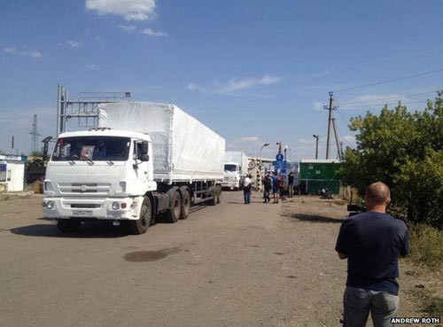 Đoàn xe tải quân sự Nga bắt đầu tiến vào Ukraine - 1