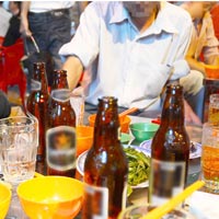 Tin tức trong ngày - Hai PGĐ sở đánh nhau: “Chỉ nhỡ tay khua cốc bia”
