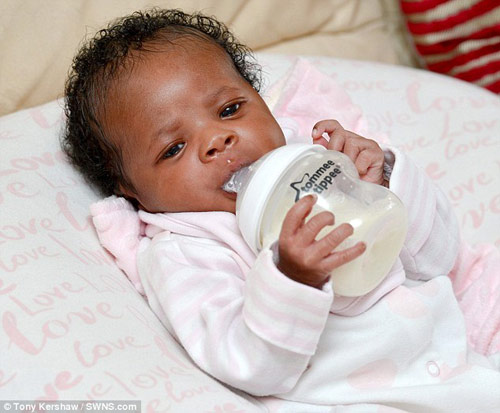 Anh: Bé sơ sinh 3 ngày tuổi biết tự cầm bình sữa - 1