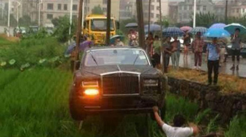 Rolls-Royce Phantom bay xuống ruộng, chổng bánh lên trời - 3