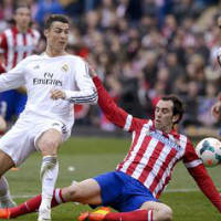 Bóng đá - Bị kèm sát, Ronaldo chơi đấm bốc với đối thủ