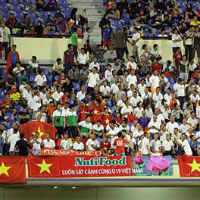 Bóng đá - Fan Việt đội mưa cổ vũ U19 Việt Nam