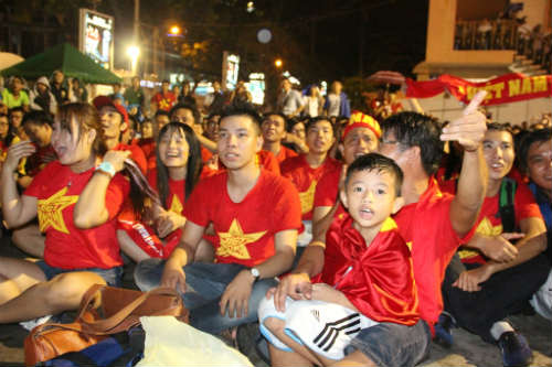 Fan Việt đội mưa cổ vũ U19 Việt Nam - 6