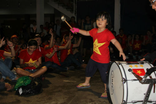 Fan Việt đội mưa cổ vũ U19 Việt Nam - 7