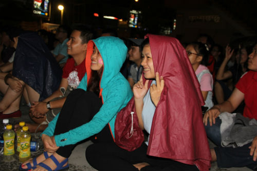 Fan Việt đội mưa cổ vũ U19 Việt Nam - 3