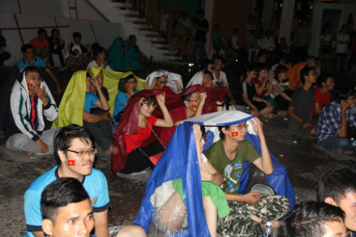 Fan Việt đội mưa cổ vũ U19 Việt Nam - 8