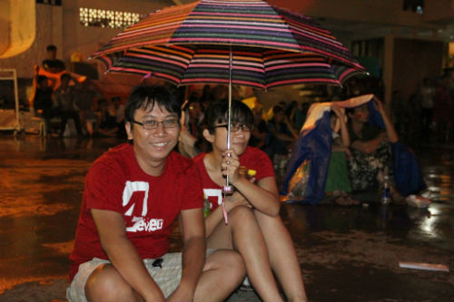 Fan Việt đội mưa cổ vũ U19 Việt Nam - 5