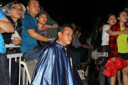 Fan Việt đội mưa cổ vũ U19 Việt Nam - 2