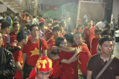 Fan Việt đội mưa cổ vũ U19 Việt Nam - 9