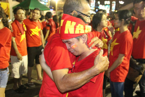 Fan Việt đội mưa cổ vũ U19 Việt Nam - 10