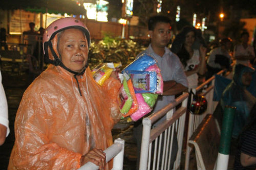 Fan Việt đội mưa cổ vũ U19 Việt Nam - 6