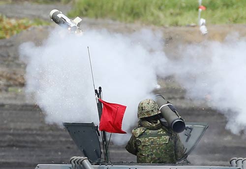 Ảnh ấn tượng: Binh sĩ Nhật Bản phóng tên lửa chống tăng - 1