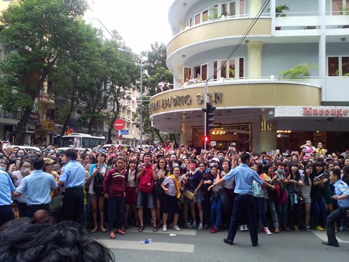 Fan Lee Jong Suk lấp kín 4 ngã phố Sài Gòn - 7