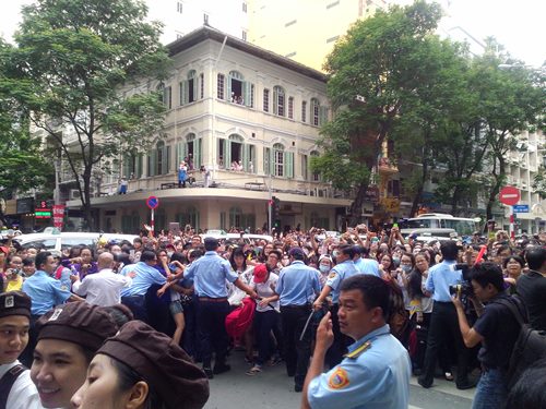 Fan Lee Jong Suk lấp kín 4 ngã phố Sài Gòn - 5