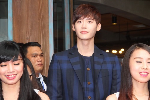 Fan Lee Jong Suk lấp kín 4 ngã phố Sài Gòn - 2