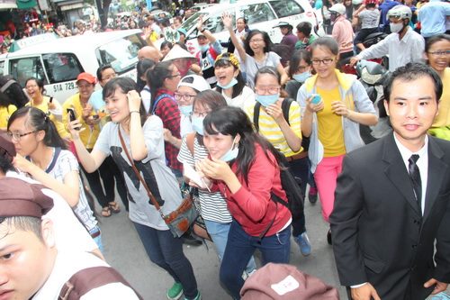 Fan Lee Jong Suk lấp kín 4 ngã phố Sài Gòn - 4