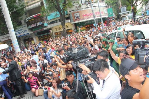 Fan Lee Jong Suk lấp kín 4 ngã phố Sài Gòn - 3