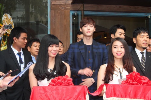 Fan Lee Jong Suk lấp kín 4 ngã phố Sài Gòn - 1
