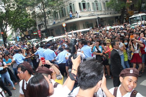 Fan Lee Jong Suk lấp kín 4 ngã phố Sài Gòn - 6