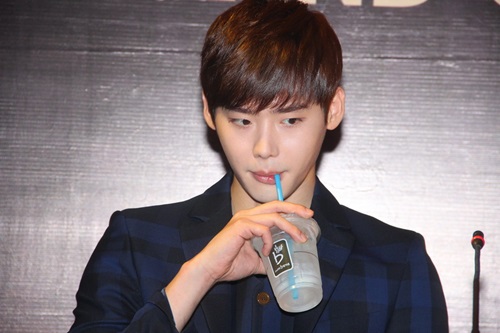 Fan Lee Jong Suk lấp kín 4 ngã phố Sài Gòn - 4