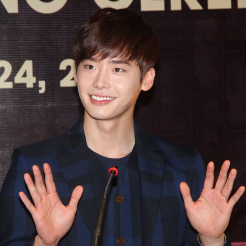 Fan Lee Jong Suk lấp kín 4 ngã phố Sài Gòn - 5