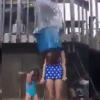 Bạn trẻ - Cuộc sống - Cô gái "gãy cổ" vì trò dội nước đá lên đầu?