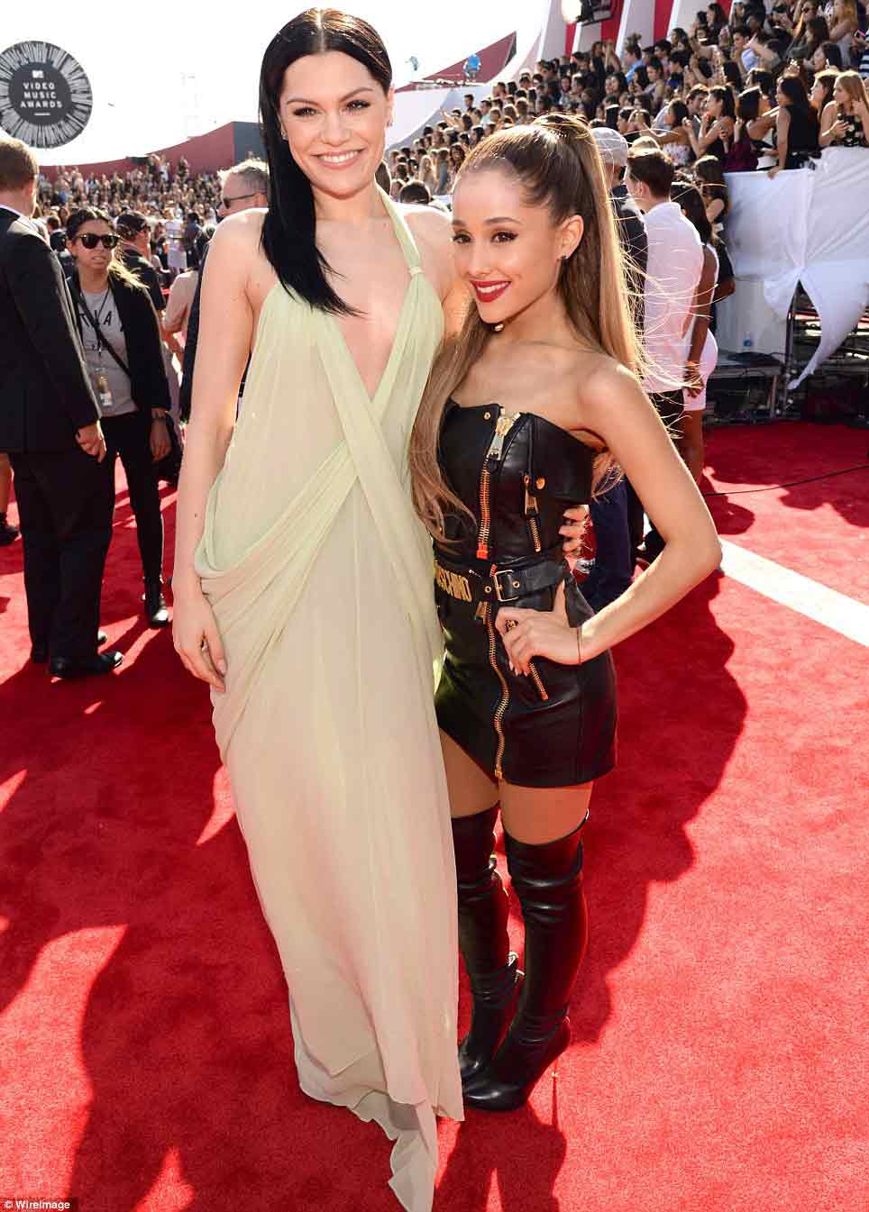 Choáng vì sao “gần như nude” trên thảm đỏ - 2