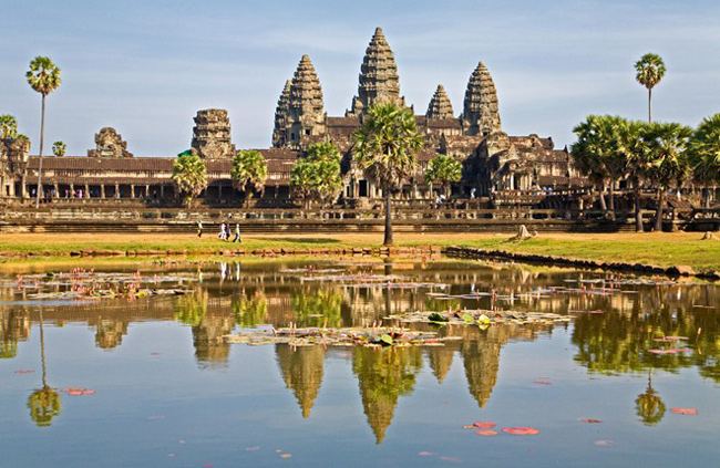 16. Angkor Wat, Campuchia: Nằm cách Phnom Penh khoảng 320km và được xây dựng dưới thời vua Suriya-warman II (1113-1150), Angkor Wat được biết đến là ngôi đền đẹp và lớn nhất trong quần thể kiến trúc đền đài ở Angkor. Ngôi đền thu hút du khách gần xa bởi hàng trăm bức phù điêu mô tả sử thi Ấn Độ giáo và vô số bức tượng vũ nữ Apsara nằm dọc các dãy hành lang.
