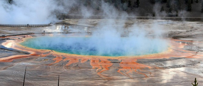 19. Công viên quốc gia Yellowstone, Mỹ:&nbsp;Nhiều người Mỹ tin rằng vườn quốc gia này chính là nơi hội tụ những gì được xem là tinh túy của các vườn quốc gia tại Mỹ, với điểm thu hút du khách gồm: Mạch nước phun Old Faithful, suối nước nóng, rặng núi Grand Canyon của Yellowstone, nhiều loài thú hoang dã như gấu Bắc cực, chó sói, nai sừng tấm, bò rừng.
