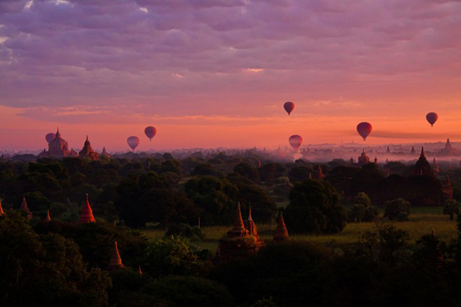 20. Bagan, Myanmar:&nbsp;Bagan tự hào về một “bộ sưu tập” các ngôi chùa và tháp lớn nhất trên thế giới. Để có một cái nhìn tuyệt vời nhất với phong cảnh nơi đây, bạn có thể thực hiện một chuyến đi khinh khí cầu vào lúc bình minh.
