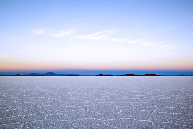 23. Salar de Uyuni, Bolivia:&nbsp;Salar de Uyuni là tên của cánh đồng muối lớn nhất thế giới nằm tại Bolivia. Bề mặt cánh đồng trông giống như một chiếc gương khổng lồ mà bất kể du khách nào cũng muốn được một lần nhìn thấy.
