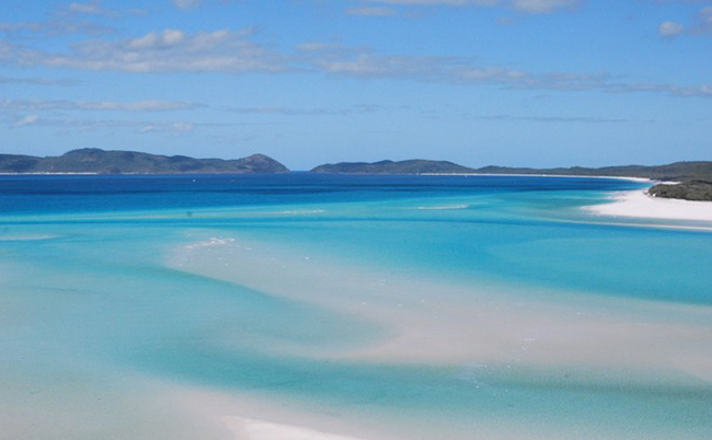 26. Whitehaven Beach, Úc:&nbsp;Bờ biển Whitehaven là một trong những địa điểm du lịch hấp dẫn ở Úc . Whitehaven có làn nước trong xanh như pha lê và bãi cát được xem là trắng nhất thế giới.
