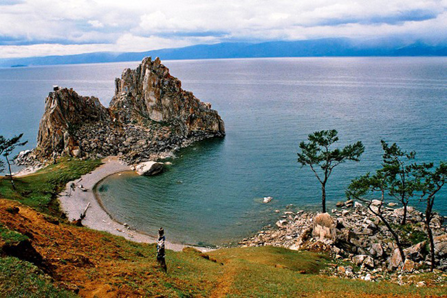 27. Hồ Baikal, Nga:&nbsp;Hồ Baikal là hồ nước ngọt sâu nhất và lâu đời nhất thế giới. Ấn tượng đầu tiên khi mà bất cứ du khách nào cũng thích thú với hồ Baikal là làn nước xanh ngọc bích, trong vắt cùng dãy núi đá bao quanh được tô điểm với hàng bạch dương đủ màu. Bên cạnh đó, hồ sở hữu hệ sinh thái phong phú và quý hiếm hơn một nghìn loài động vật, có những động vật chỉ xuất hiện tại đây mà không quốc gia nào có được.
