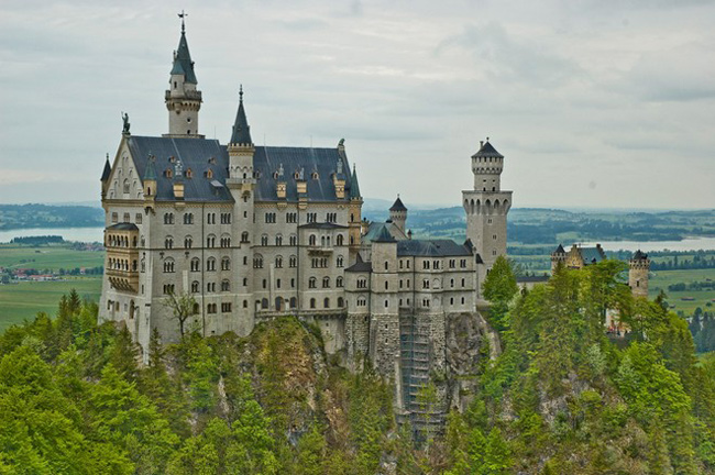 29. Lâu đài Neuschwanstein, Đức:&nbsp;Lâu đài Neuschwanstein ở Đức là một trong những lâu đài nổi tiếng nhất thế giới. Được xây dựng bởi đức vua Lugwig II, lâu đài tọa lạc trên một khối đá nằm trước dãy núi Allgau, tại Navaria, gần thị trấn Fussen. Chính vẻ đẹp nguy nga, lộng lẫy cùng những câu chuyện lịch sử gắn liền công trình kiến trúc tuyệt vời này, đã thu hút hơn 1 triệu lượt khách tham quan mỗi năm.

