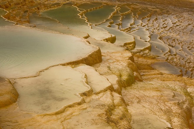 32. Badab-e Surt, Iran:&nbsp;Suối nước nóng bậc thang Badab-e Surt là một kỳ quan thiên nhiên ở Mazandaran thuộc miền bắc Iran, cách Sari khoảng 95 km về phía Nam. Suối nước nóng này được sinh từ sự lắng động khoáng cacbonat hòa tan, từ hai con suối khoáng riêng biệt với đặc điểm tự nhiên khác nhau, tọa lạc ở độ cao 1.840 mét so với mực nước biển.
