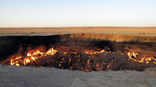 34. Derweze, Turkmenistan:&nbsp;Địa danh Derweze hay còn gọi là “Cánh cửa địa ngục” là tên gọi một mỏ khí thiên nhiên ở Derweze, tỉnh Ahal, Turkmenistan. Đây là một trong những mỏ khí có trữ lượng lớn nhất trên thế giới và điều thú vị là nó vẫn bốc cháy không ngừng từ khi bị đốt cách đây hơn 40 năm.
