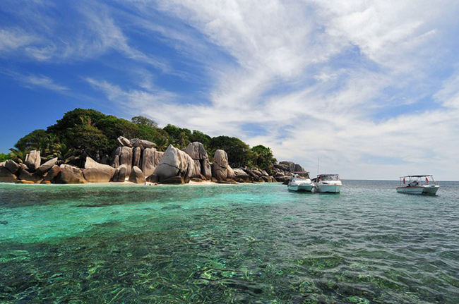 35. Quần đảo Fregate, Seychelles:&nbsp;Các hòn đảo riêng của Frégate sở hữu những khu nghỉ mát sang trọng nhất trên thế giới, cùng với rất nhiều bãi biển hoang sơ xinh đẹp, được xem là nơi lý tưởng nhất cho kỳ nghỉ tuần trăng mật.
