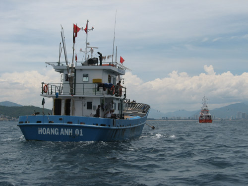 Cứu tàu và 13 ngư dân bị nạn ở vùng biển Trường Sa - 1