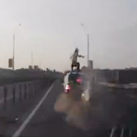 Ô tô - Xe máy - Video: Biker thoát chết kỳ diệu
