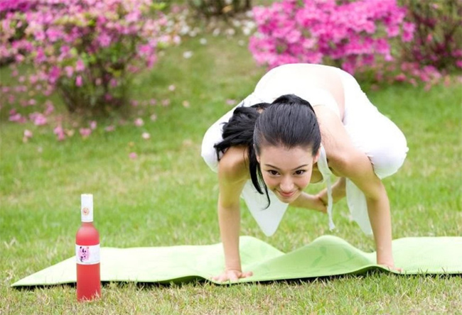 Cô thường xuất hiện trên đài truyền hình Trung Quốc và giảng dạy yoga cho khán giả truyền hình
