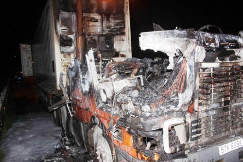 Xe container cháy dữ dội trên đường dẫn cao tốc - 1