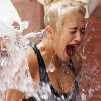 Bạn trẻ - Cuộc sống - Dội nước đá lên đầu: Từ thiện hay a dua?