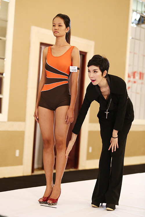 Nữ thí sinh diện bikini "tình tứ" với giám khảo VNTM - 3