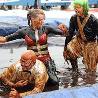 Phi thường - kỳ quặc - Kinh dị cuộc thi đấu vật &quot;bẩn nhất thế giới&quot; 2014