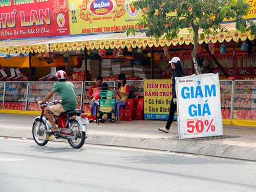 Cửa hàng ế ẩm, bánh trung thu hạ giá sớm - 4