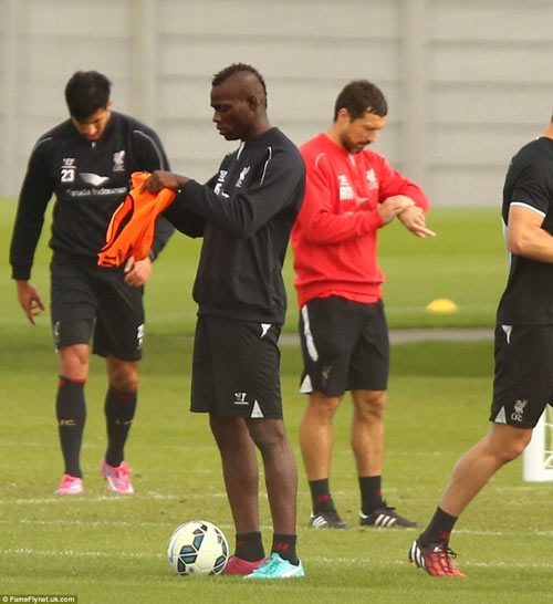 Balotelli lại vật vã mặc áo bib trên sân tập Liverpool - 1