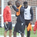 Bóng đá - Balotelli lại vật vã mặc áo bib trên sân tập Liverpool